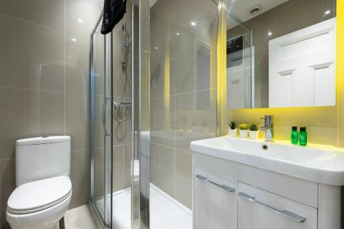 Luxury 3 Bed Garden Apartment Opposite The Beach.