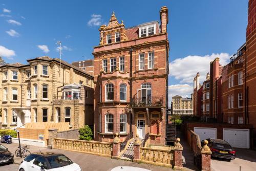 Luxury 3 Bed Garden Apartment Opposite The Beach.