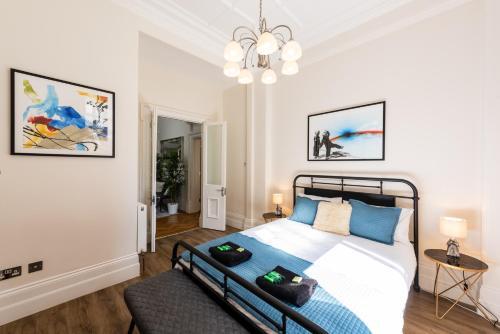 Luxury 3 Bed Garden Apartment Opposite The Beach.