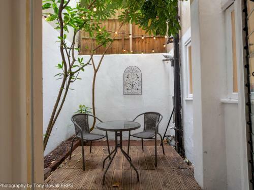 Pass The Keys Central Seaside Apartment With Peaceful Patio