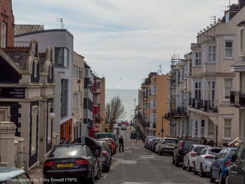 Pass The Keys Central Seaside Apartment With Peaceful Patio