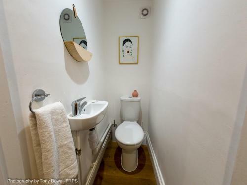 Pass The Keys Central Seaside Apartment With Peaceful Patio