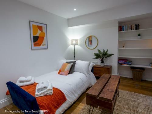 Pass The Keys Central Seaside Apartment With Peaceful Patio