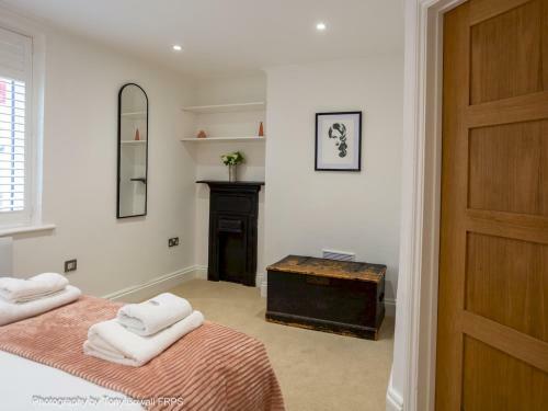 Pass The Keys Central Seaside Apartment With Peaceful Patio