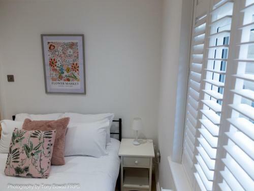 Pass The Keys Central Seaside Apartment With Peaceful Patio