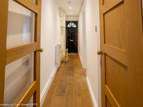Pass The Keys Central Seaside Apartment With Peaceful Patio
