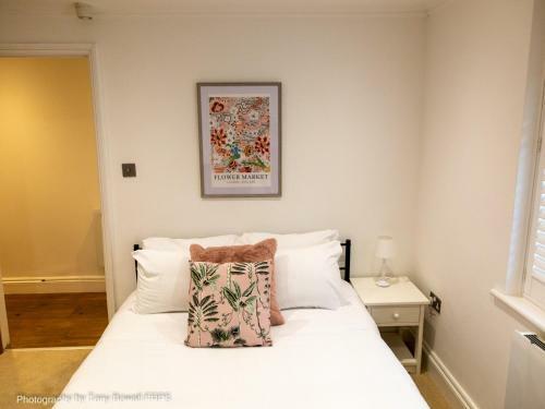 Pass The Keys Central Seaside Apartment With Peaceful Patio
