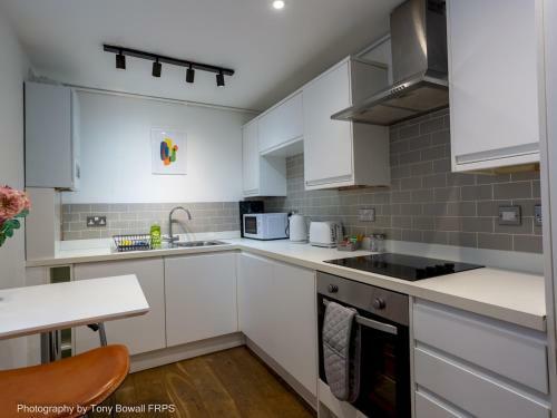 Pass The Keys Central Seaside Apartment With Peaceful Patio