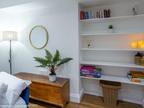 Pass The Keys Central Seaside Apartment With Peaceful Patio
