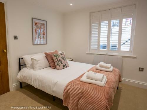 Pass The Keys Central Seaside Apartment With Peaceful Patio