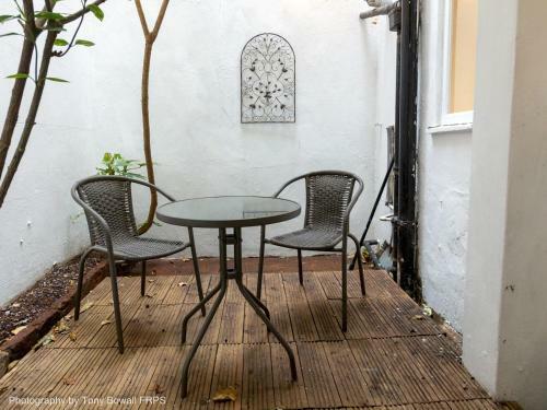 Pass The Keys Central Seaside Apartment With Peaceful Patio