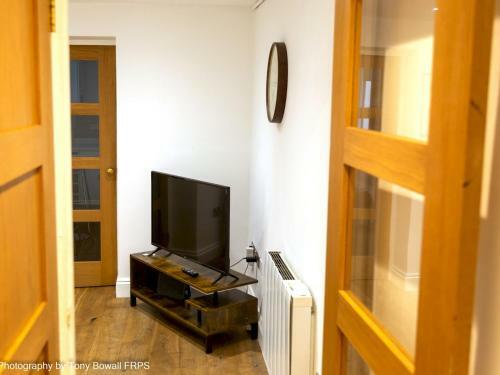 Pass The Keys Central Seaside Apartment With Peaceful Patio