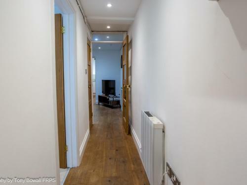 Pass The Keys Central Seaside Apartment With Peaceful Patio