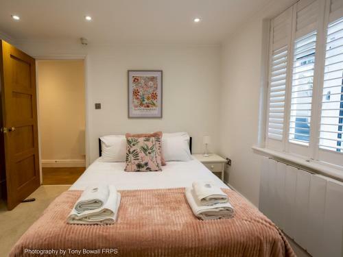 Pass The Keys Central Seaside Apartment With Peaceful Patio