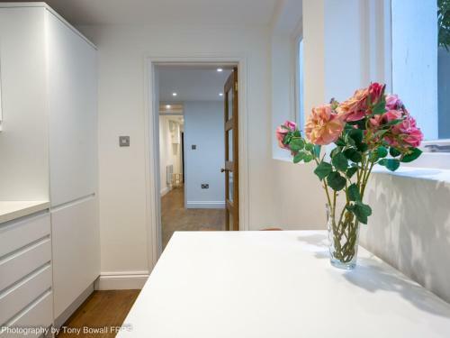 Pass The Keys Central Seaside Apartment With Peaceful Patio