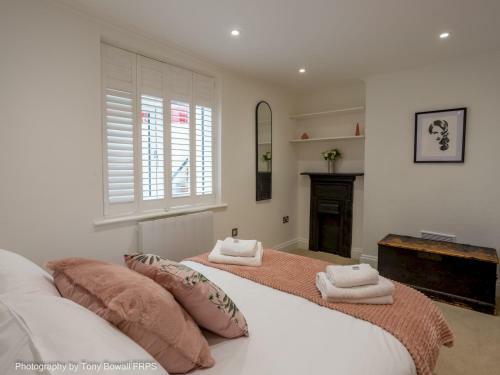Pass The Keys Central Seaside Apartment With Peaceful Patio