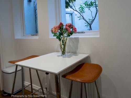 Pass The Keys Central Seaside Apartment With Peaceful Patio