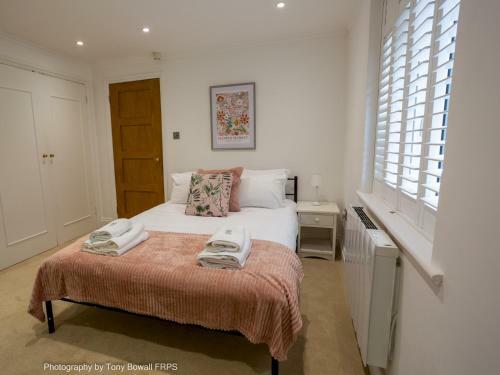 Pass The Keys Central Seaside Apartment With Peaceful Patio