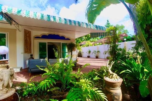 Sunshine Villa And Diving School .