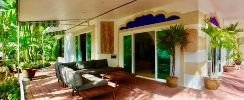 Sunshine Villa And Diving School .