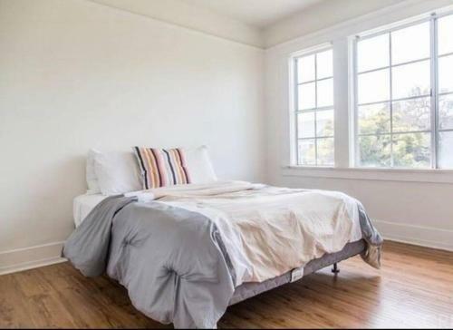 Cheerful Bright 5 Bedroom Home Central La/king Bed