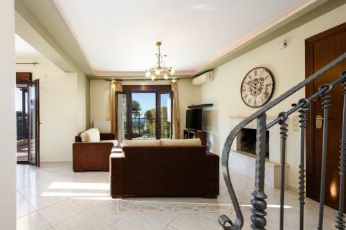 Villa Mahin With Pool And Sea View