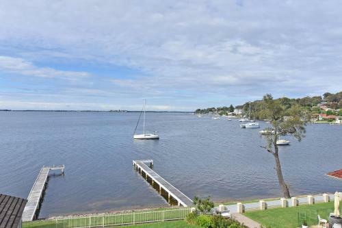 Carey Bay 180 Degree Water Views And Wifi