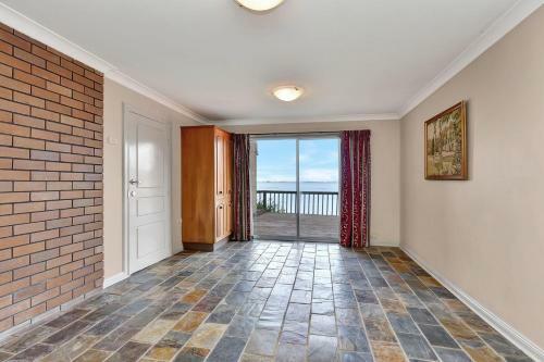 Carey Bay 180 Degree Water Views And Wifi