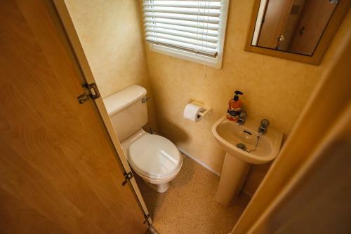 2 Bedroom Caravan In Lochlands Leisure Park