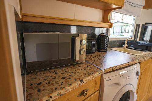 2 Bedroom Caravan In Lochlands Leisure Park