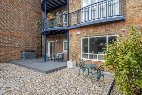 Riverside Garden Apartment In Gated Complex