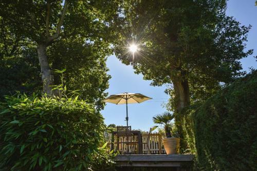 Les Charmettes , Haslemere