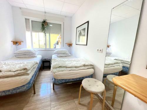 3 Bedrooms, Sleeps 6, In Quiet Area Close To Beach
