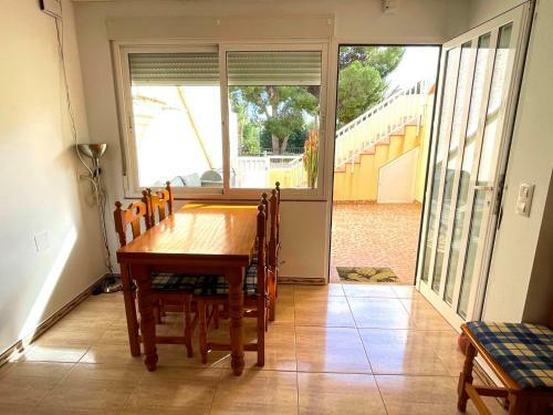 3 Bedrooms, Sleeps 6, In Quiet Area Close To Beach
