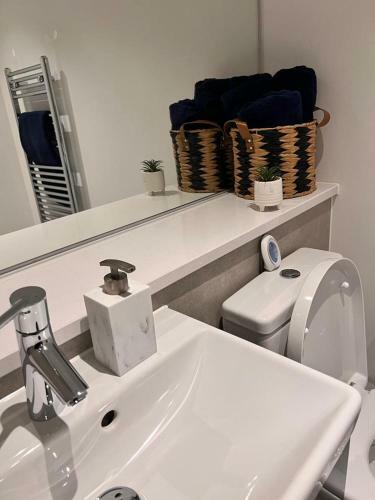 Manchester City Central - 2 Bedroom Apartment With Balcony!