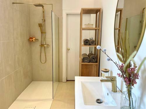 Stylish & Chic Central Apartment With Hot Tub