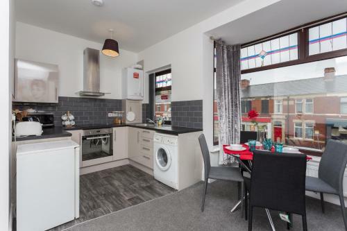 Preston Blackpool Road Apartment - Sleeps 6 - Ideal Location
