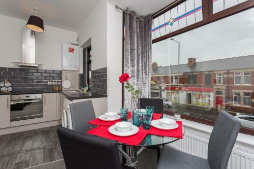 Preston Blackpool Road Apartment - Sleeps 6 - Ideal Location