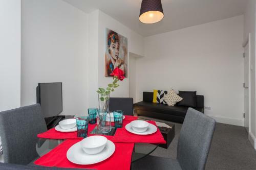 Preston Blackpool Road Apartment - Sleeps 6 - Ideal Location