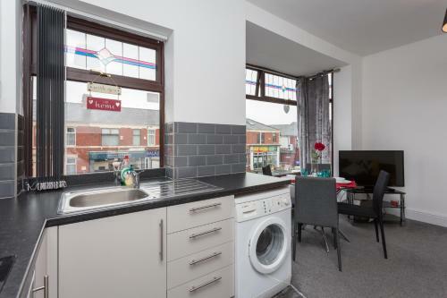 Preston Blackpool Road Apartment - Sleeps 6 - Ideal Location