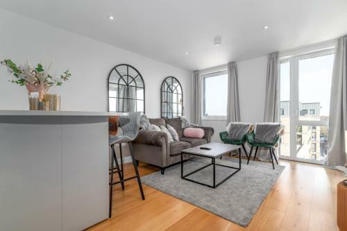 Stunning & Serene Apartment With A Lovely View In Ealing