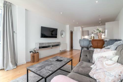 Stunning & Serene Apartment With A Lovely View In Ealing