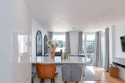Stunning & Serene Apartment With A Lovely View In Ealing
