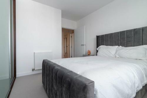 Stunning & Serene Apartment With A Lovely View In Ealing