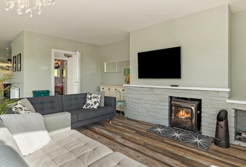 Solace - Beautiful Cottage, Views Over The Wooded Valley