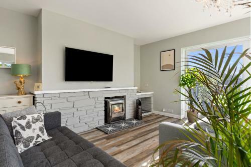 Solace - Beautiful Cottage, Views Over The Wooded Valley