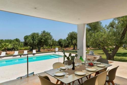 Superb Villa With Private Swimming Pool Near The Beach