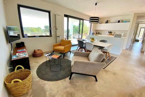 Superb Villa With Private Swimming Pool Near The Beach