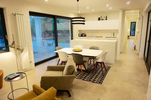 Superb Villa With Private Swimming Pool Near The Beach