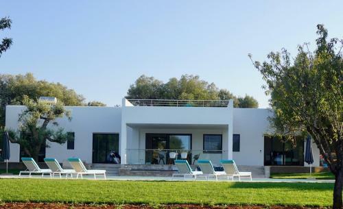 Superb Villa With Private Swimming Pool Near The Beach